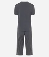 Conjunto de pijama gris oscuro confeccionado en viscosa, compuesto por una camisa de manga corta con cuello en V, abotonada adelante y detalle contrastante blanco; y un pantalón capri con cintura elástica.