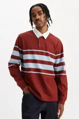 Chomba manga larga a rayas horizontales color ladrillo y celeste, con cuello blanco tipo polo y tapeta con botones.