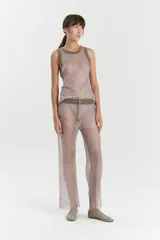 Pantalón de red con spandex estampada, fit clásico, tiro medio. Cintura de ribb de algodón al tono con elástico interno y cordón de algodón con terminales metálicas. Largo a los talones.