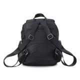 Mochila de nylon color bordó con tapa y broche metálico. Tiene apertura superior con broche, bolsillos internos, bolsillo con cierre metálico al frente y laterales. Incluye asas rígidas de mano y correas regulables para colgar en la espalda.