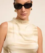 Blusa sin mangas de poliéster satinado con cuello alto y abertura en la espalda. Presenta un estampado abstracto en tonos beige y lazo en la cintura.