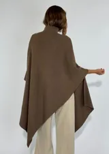 Poncho marrón chocolate con cuello alto y mangas 3/4.