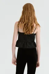 Top de breteles finos con escote recto y diseño de bajo globo con silueta abullonada. Presenta una textura sutil con relieve floral y cierre lateral oculto.