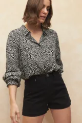 Short de jean negro de tiro alto y corte recto.