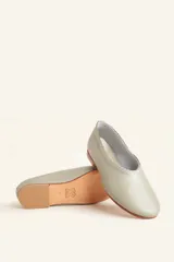 Ballerinas de cuero vacuno color celeste, con borde superior trenzado a mano y suela plana de madera.