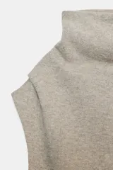 Top sin mangas de cuello alto fluido, confeccionado en tejido de algodón con bajo asimétrico.
