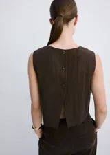 Top crop marrón sin mangas, de cuello redondo y corte recto, confeccionado en mezcla de lyocell y poliamida con cierre de botones en la parte posterior.
