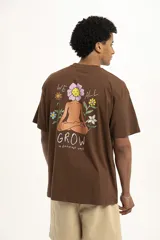 Remera verde con estampado pequeño en el pecho que dice "We all grow".