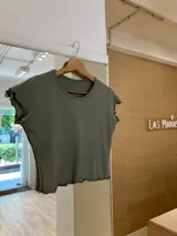 Remera de morley color mostaza, de manga corta con terminación fruncida.