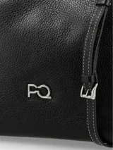 Cartera de cuero negro con formato rectangular, asas fijas y correa extraíble. Presenta costuras en contraste, cierre central con broche metálico y logo de la marca en metal plateado en el frente.