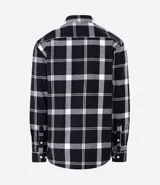 Camisa de franela de manga larga con estampado de cuadros en blanco y negro. Presenta cuello inglés, cierre frontal con botones y bolsillo en el pecho.