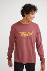 Remera blanca de manga larga con cuello redondo y estampado frontal con el texto "Mistral Hard Working Gear Est. 1976 Durability & Quality".