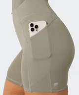 Short deportivo negro de tiro alto, confeccionado con tejido ultra suave, ajustado al cuerpo y con bolsillos laterales de fácil acceso.
