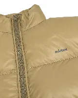 Campera puffer de nylon acolchada color beige, con cuello alto y cierre frontal. Presenta el logo de la marca Mistral estampado en el pecho.