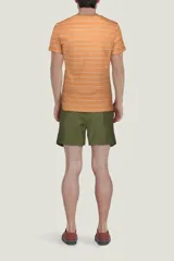 Short de baño verde con cintura elástica y cordón ajustable.