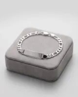 Pulsera de plata 925 con eslabones tipo figaro y placa central lisa apta para grabar.
