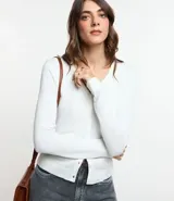 Cardigan de punto fino color gris, con escote en V, cierre frontal con botones y mangas largas. Confeccionado en una mezcla de viscosa y poliamida.