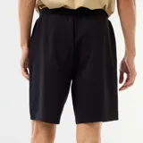 Bermuda de punto piqué estilo deportivo color negro, con cintura elástica ajustable mediante cordón y bolsillos laterales con cierre.