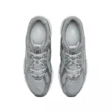 Championes urbanos New Balance modelo 740, con diseño técnico en tonos gris y plata. Presentan una estructura de malla transpirable con superposiciones sintéticas metalizadas, logo N lateral característico y entresuela blanca con tecnología ABZORB para mayor amortiguación.