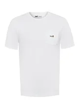 Remera de manga corta color blanco con cuello redondo y bolsillo frontal en el pecho. Presenta un bordado del icónico pato de la marca sobre el bolsillo.