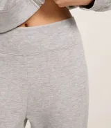 Pantalón flare color crema confeccionado en algodón con viscosa certificada, forro en fleece y cintura elástica.