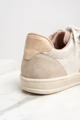 Zapatillas urbanas de cuero color beige con detalles plateados y laterales en cuero color piel de cocodrilo.