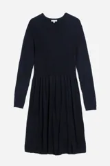 Vestido tejido azul marino de corte a la rodilla, con cuello redondo y mangas largas.