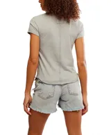 Remera baby tee de manga corta, color gris melange, con cuello redondo y diseño ajustado.