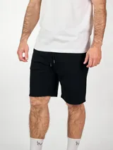 Bermuda deportiva gris con cintura elastizada y cordón ajustable.