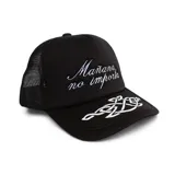 Gorra tipo trucker de color negro con paneles traseros de malla. Presenta un bordado frontal con la frase 'Mañana no importa' en tipografía cursiva blanca y un diseño gráfico de nudo celta bordado en la visera.