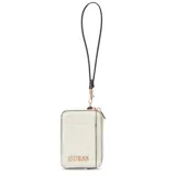 Billetera Guess modelo Elliot de color blanco crema, fabricada en material sintético con textura en relieve y monograma de la marca. Cuenta con cierre de cremallera, ranuras externas para tarjetas, aplique metálico con el nombre de la marca en el frente y una correa de mano desmontable.