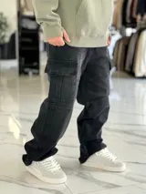 Pantalón cargo de jean gris con efecto acid wash, corte baggy y bolsillos laterales en las piernas.