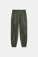 Pantalón negro de tiro medio con acabado brillante, cintura elástica ajustable con cordones y puños elásticos en los tobillos.