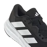 Championes de running Adidas Galaxy 7 W, color negro con las tres rayas distintivas de la marca en blanco. Cuentan con mediasuela Cloudfoam para amortiguación y suela de TPU.