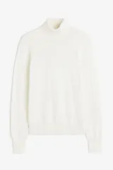 Polera blanca de punto fino, con cuello alto, mangas largas y bajo recto. Cuello, puños y bajo acanalados.