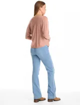 Buzo de tejido fino con escote en V, mangas tres cuartos estilo dolman y corte holgado.