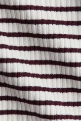 Remera ajustada de punto acanalado, color blanco con rayas finas bordó. Tiene cuello redondo con ribete de picot y tapeta de botones en la parte delantera.