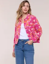 Camperita liviana de silueta entallada, con estampado floral en tonos azules, cuello camisero, cierre frontal con botones y bolsillos en el pecho.