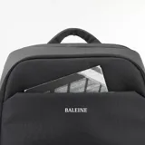 Mochila negra de poliéster impermeable, con capacidad de 22 litros y espacio para portátiles de hasta 17,3 pulgadas. Tiene 4 bolsillos interiores (2 con cremallera), 2 espacios interiores para botellas de agua, llavero interior, espacio para Baleine Card y cinturón para valija en la parte trasera.