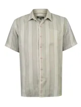 Camisa de manga corta RKF, color verde militar con diseño de rayas verticales en tonos claros, cuello camisero, cierre frontal de botones y un bolsillo aplicado en el pecho.