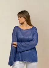 Buzo tejido con hilos de lurex color azul, de mangas acampanadas y corte oversize.