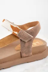 Sandalias marrones de cuero con tira delantera y tobillera ajustable. La tira tobillera es de cuero con estampado animal print.