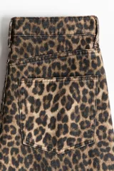 Jean de tiro alto y diseño barrel con volumen curvo en las piernas y largo tobillero, confeccionado en denim de algodón con estampado animal print de leopardo.