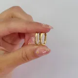 Par de aros dorados pequeños de plata 925, con forma rectangular y bordes redondeados.