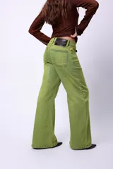 Jean wide leg de tiro medio, color verde lima con efecto desgastado.