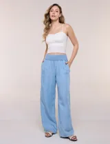 Pantalón palazzo de lyocell color celeste, de tiro alto con cintura fruncida elástica y bolsillos laterales.
