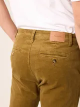 Pantalon de pana de corte recto, con cierre de boton y cremallera, bolsillos laterales y traseros.