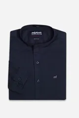 Camisa Mistral de manga larga con cuello mao, confeccionada en algodón con textura tipo lino. Presenta cierre frontal abotonado y logo bordado en el pecho.