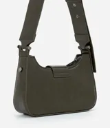 Cartera tipo baguette de la marca Satinato, confeccionada en poliuretano con acabado brillante. Presenta un diseño estructurado con correa ancha, cierre superior con cremallera y un detalle metálico frontal con cadena decorativa.