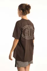 Remera verde militar con efecto gastado, corte oversize y estampado frontal con logo circular en color crudo.